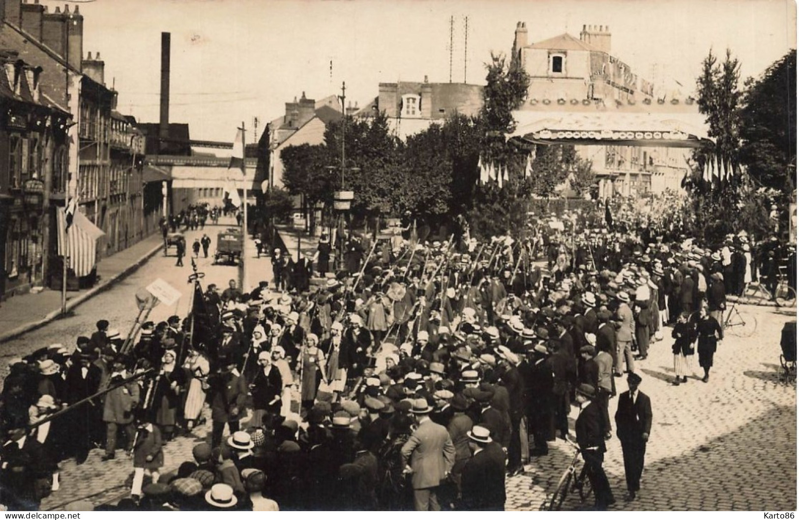 Vierzon * Carte Photo * Départ D'un Concours De Pêche De La Place De La Croix Blanche * Jour De Fête * Pêcheurs - Vierzon