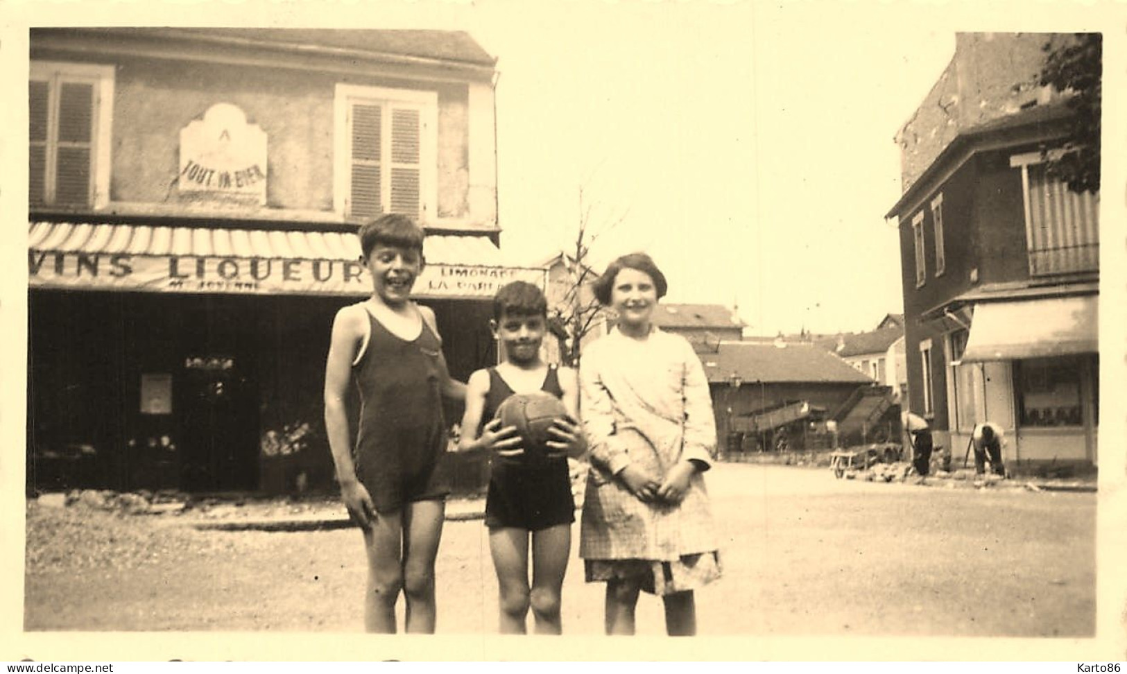 Les Sables D'olonne * Photo Ancienne * Commerce A ... Tout Va Bien Maison JOVENNE , Coin De La Ville * 11x7cm - Sables D'Olonne