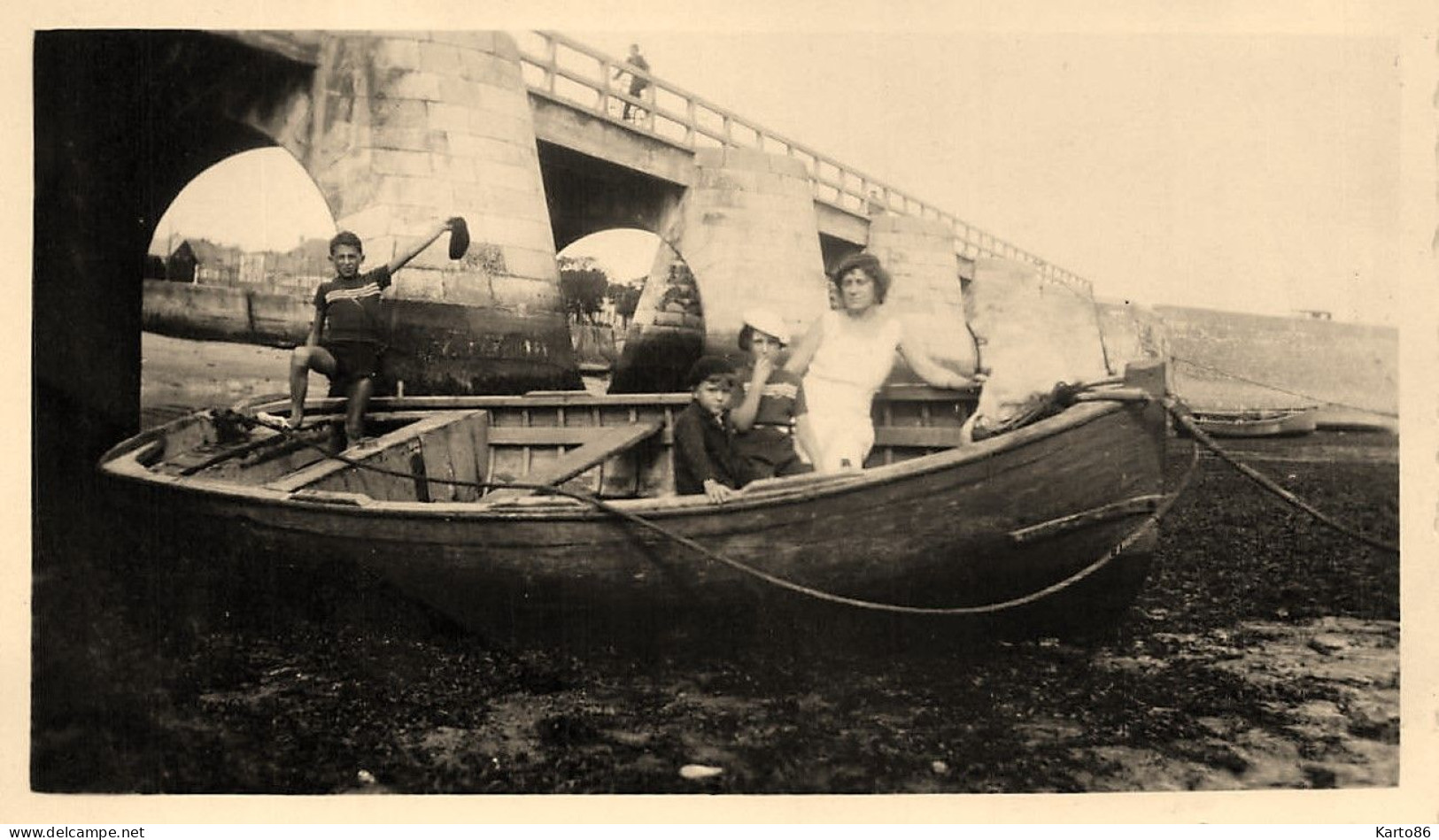 Les Sables D'olonne * Photo Ancienne * Bateaux De Pêche Sous Le Pont * 11x7cm - Sables D'Olonne