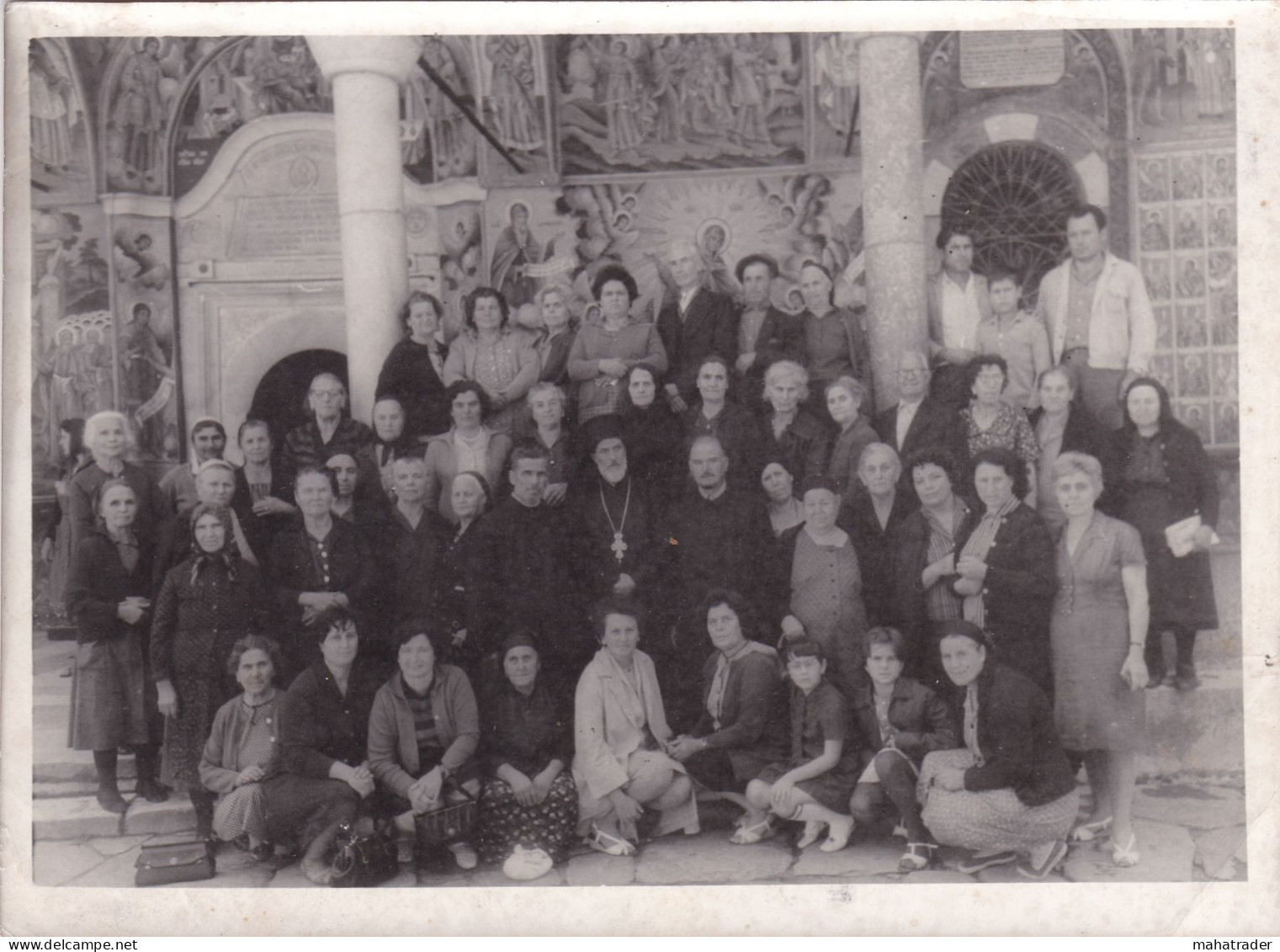 Old Real Original Photo - Group Of People Pastor Posing In Front Of A Church - Ca. 18x13 Cm - Anonymous Persons