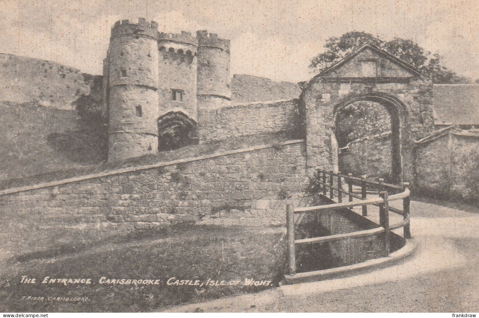 Postcard - The Entrance To - Garisbraoke Castle, I.O.W - Very Good - Unclassified