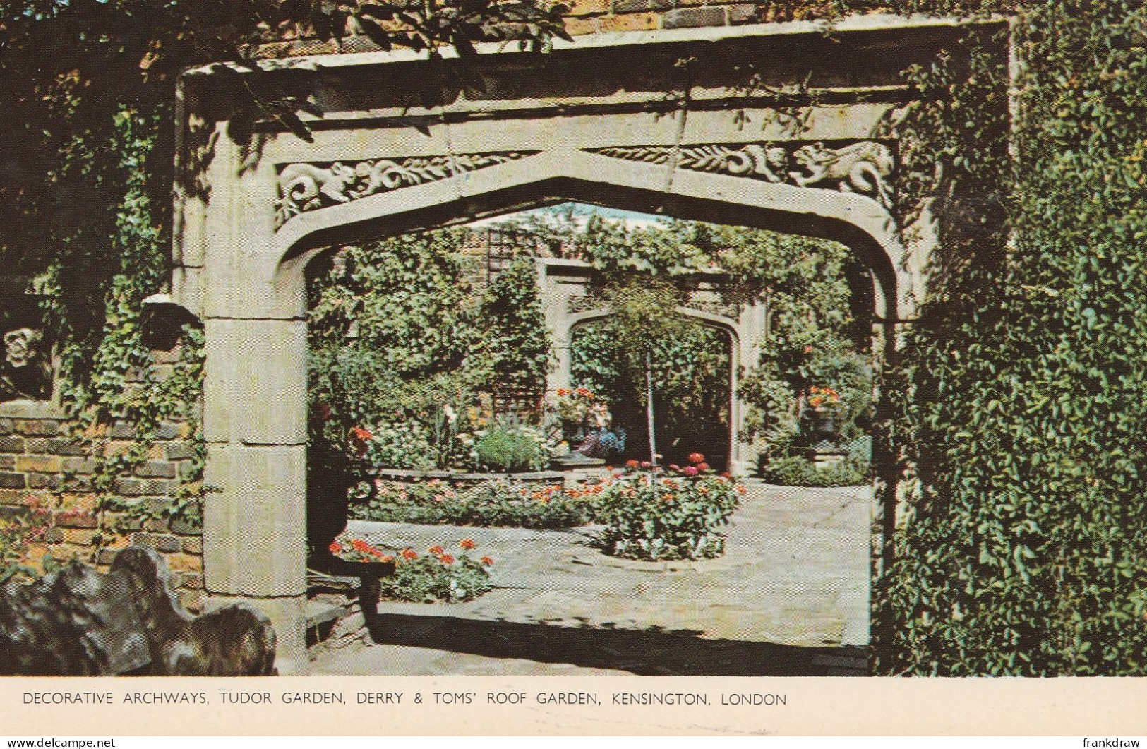 Postcard - Kensington, London - Derry And Tom's Roof Garden -Decorative Archways - Tudor Garden - No Card No - Very Good - Ohne Zuordnung