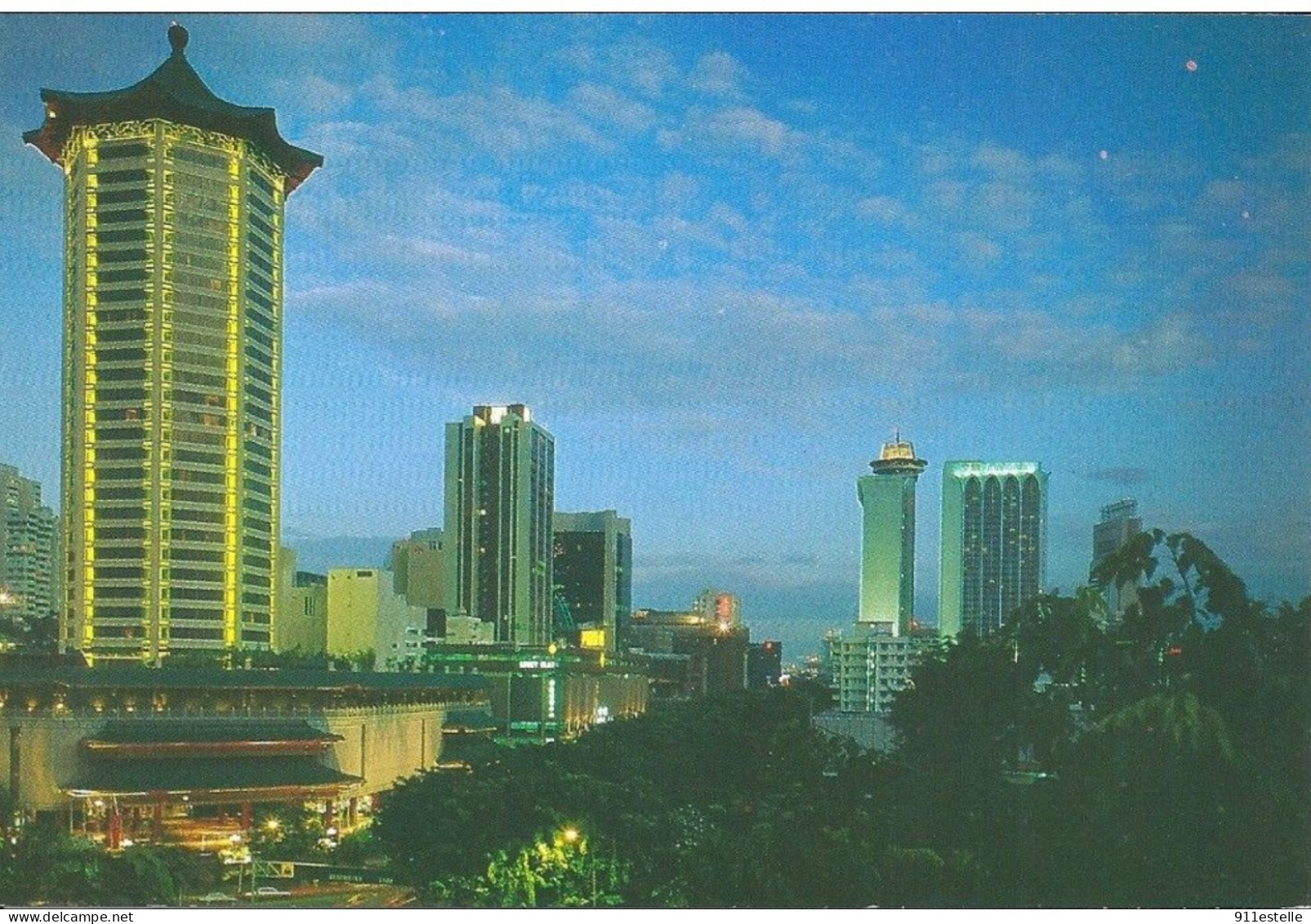 Singapore   NIGHT VIEW OF DYNASTY  HOTEL  ON LEFT FRONT  AND MANDARIN  SINGAPORE - Singapour