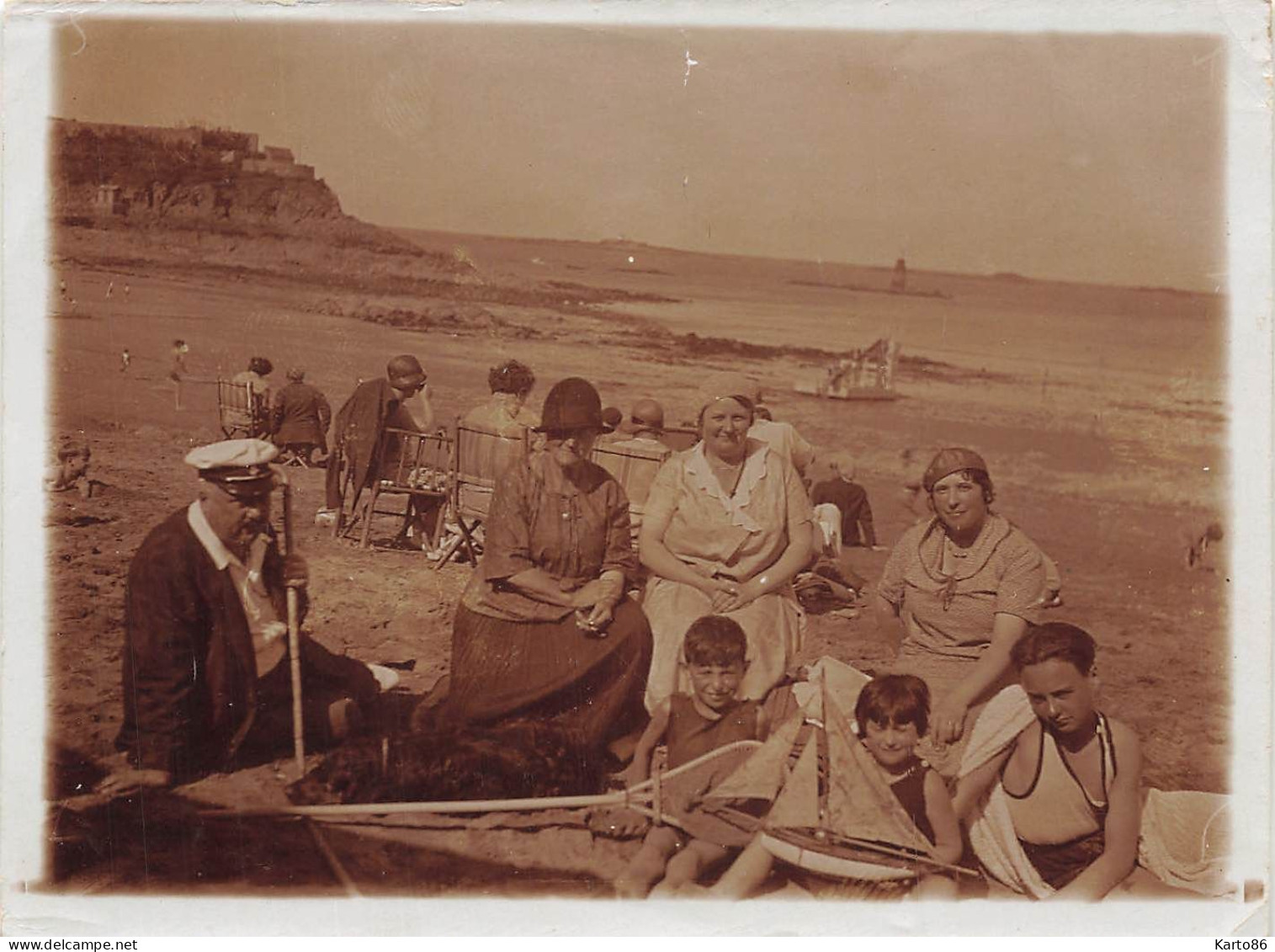 St Quay Portrieux * Villageois Baigneurs Sur La Plage Avec Bateau Modélisme Jeu Jouet * Photo Ancienne 1930 12x9cm - Saint-Quay-Portrieux