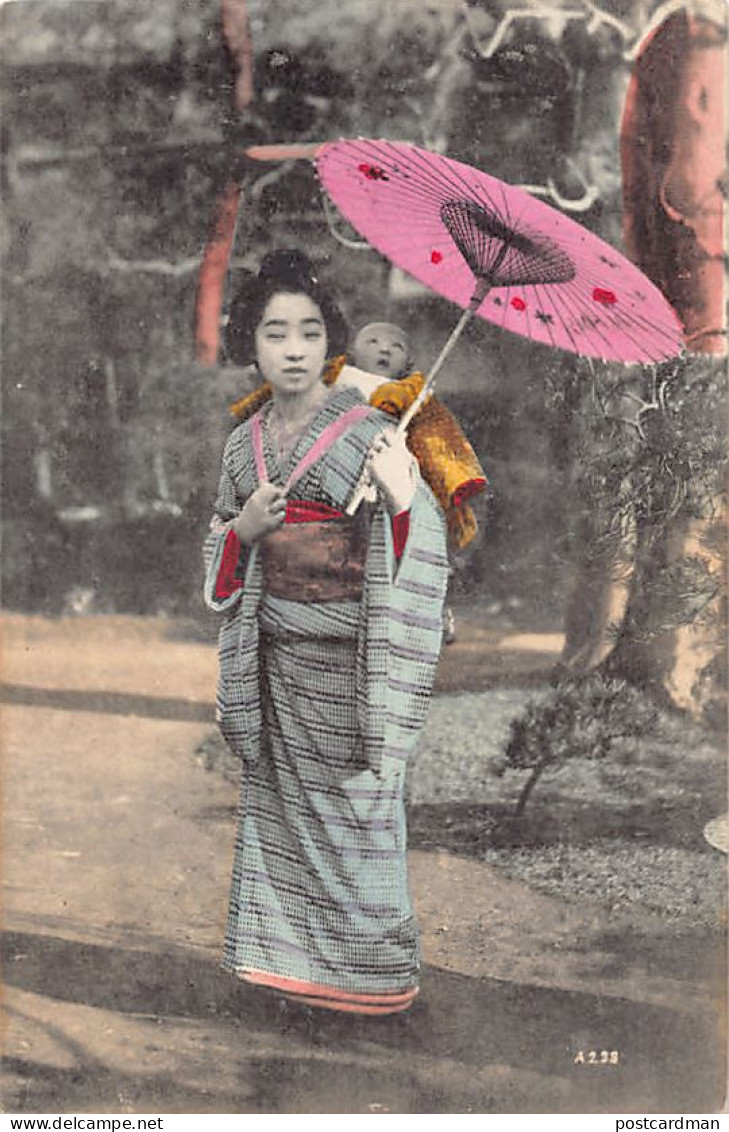 Japan - Geisha Carrying A Baby And A Pink Umbrella - Autres & Non Classés
