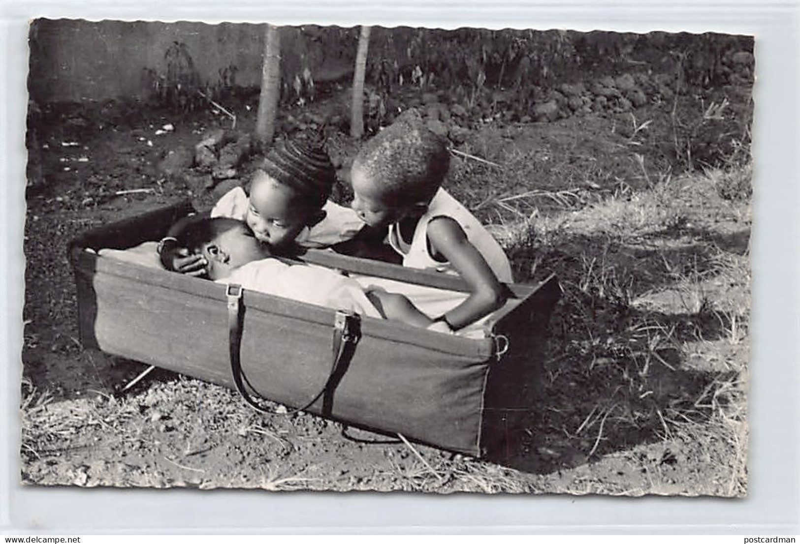 Missions Des Soeurs De La Sainte-Famille En Guinée - Deux Enfants Embrassant Un Bééb - Ed. Mission  - Guinée