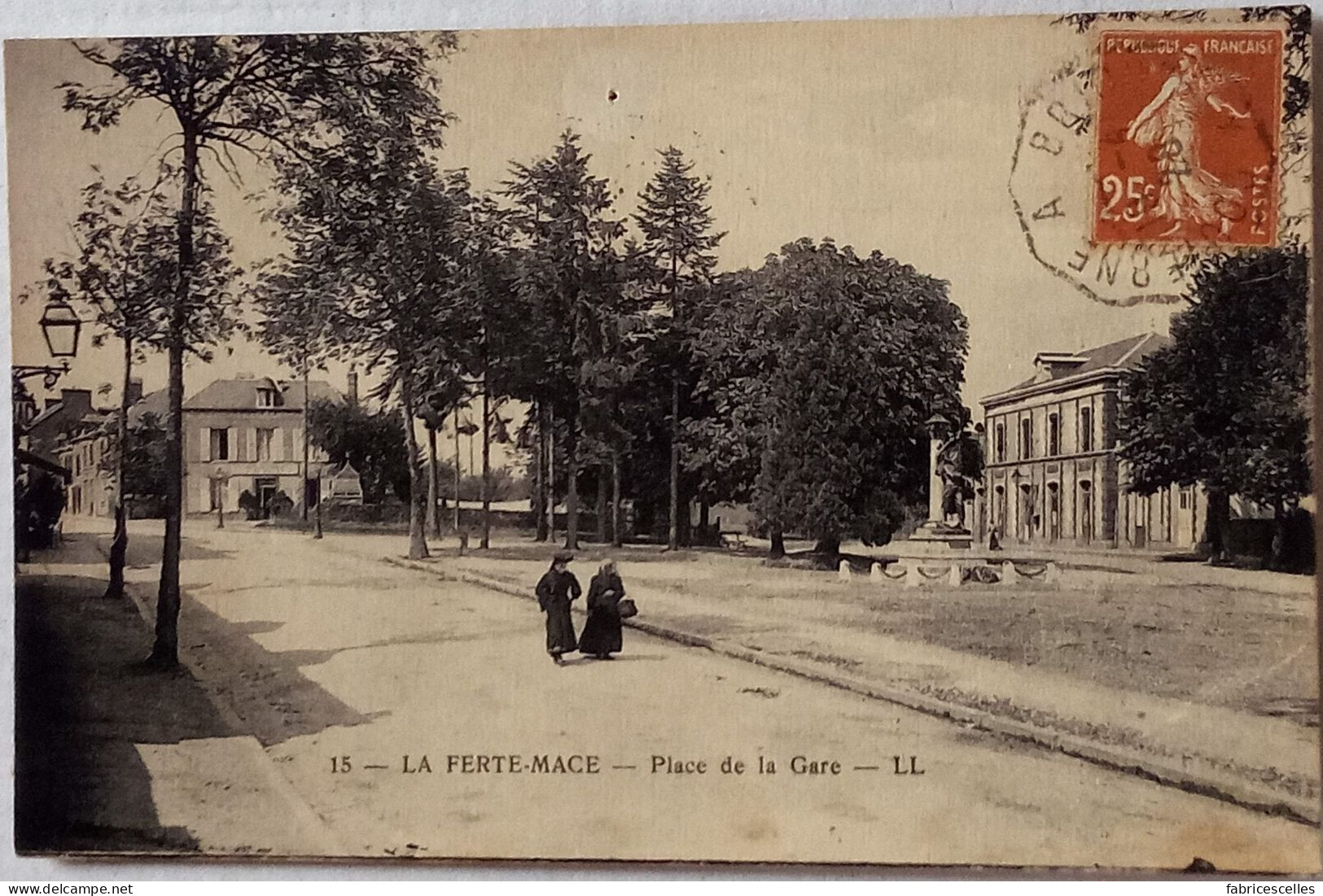 CPSM Circulée 1928 ,  La Ferté Macé (Orne) -  Place De La Gare  (68) - La Ferte Mace