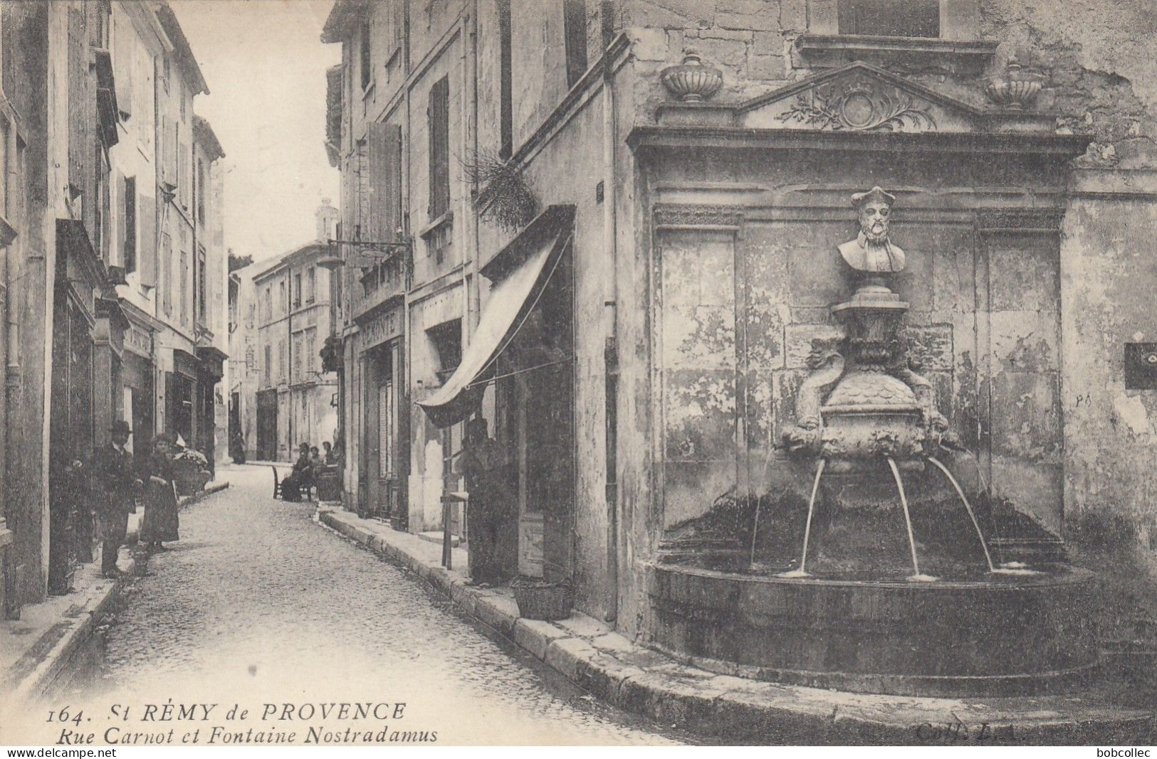 ST-REMY-de-PROVENCE (Bouches-du-Rhône): Rue Carnot Et Fontaine Nostradamus - Saint-Remy-de-Provence