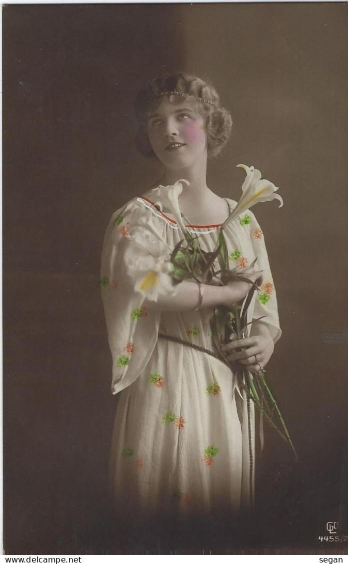 JEUNE FILLE ET SES FLEURS - Portraits