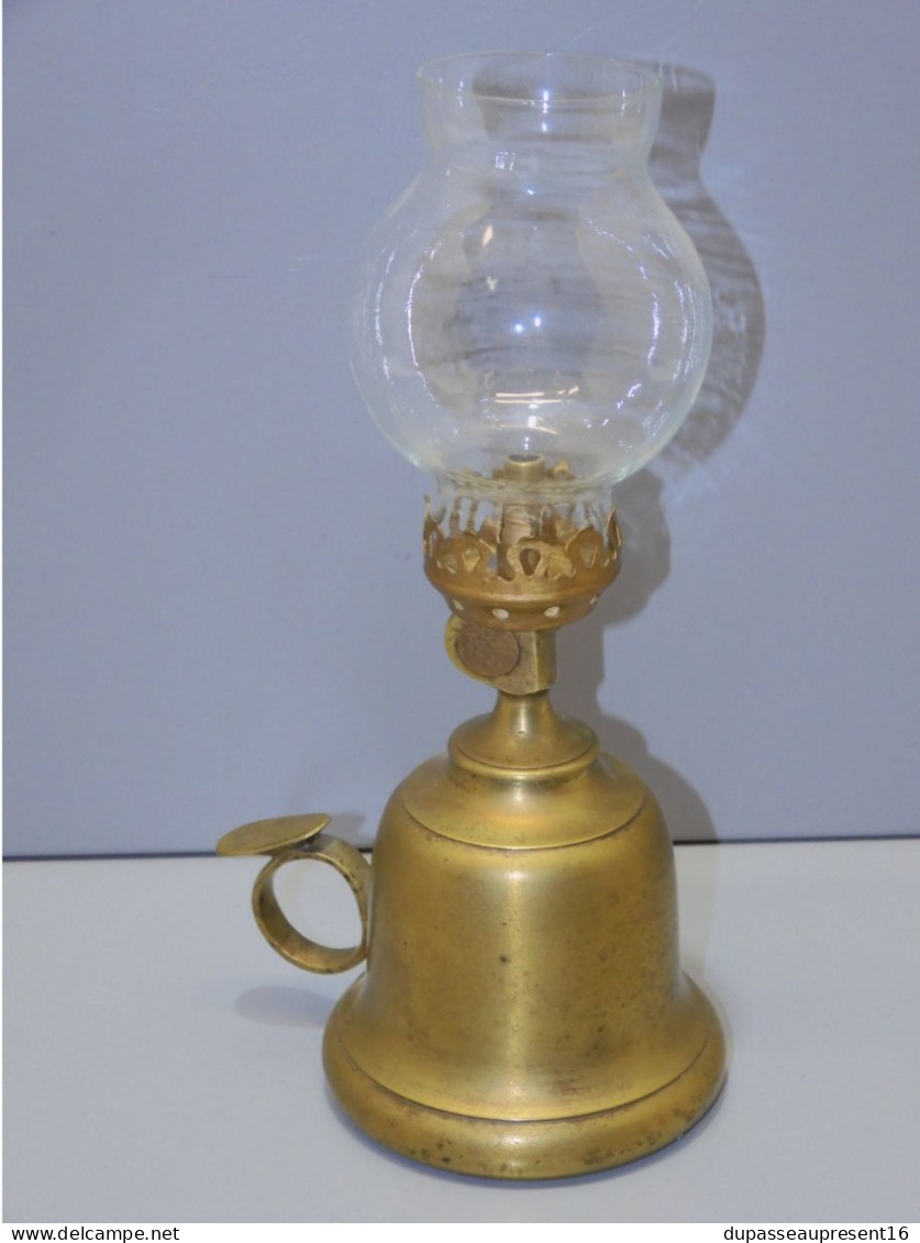 -BELLE LAMPE A PETROLE A MAIN LAITON Ou BRONZE Avec Son VERRE Style Pigeon     E - Luminaires & Lustres