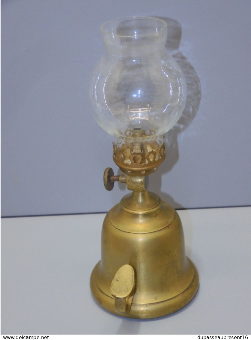 -BELLE LAMPE A PETROLE A MAIN LAITON ou BRONZE avec son VERRE style pigeon     E