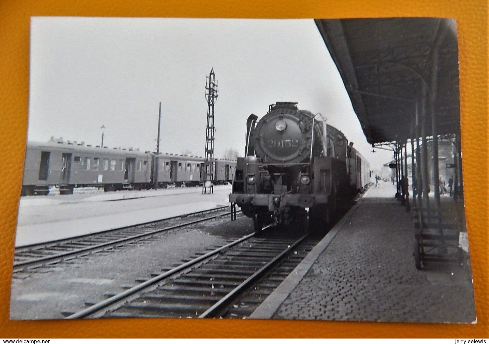 QUIEVRAIN     -  La Gare  -  Photo Van J. BAZIN  (1961) - Bahnhöfe Mit Zügen