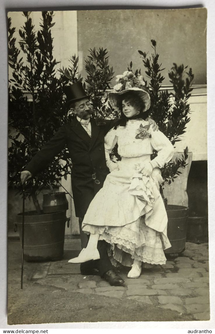 Carte Photo Jeune Fille Bien Habillée Et Homme Avec Bacchante - Théâtre ? Déguisement ? - To Identify