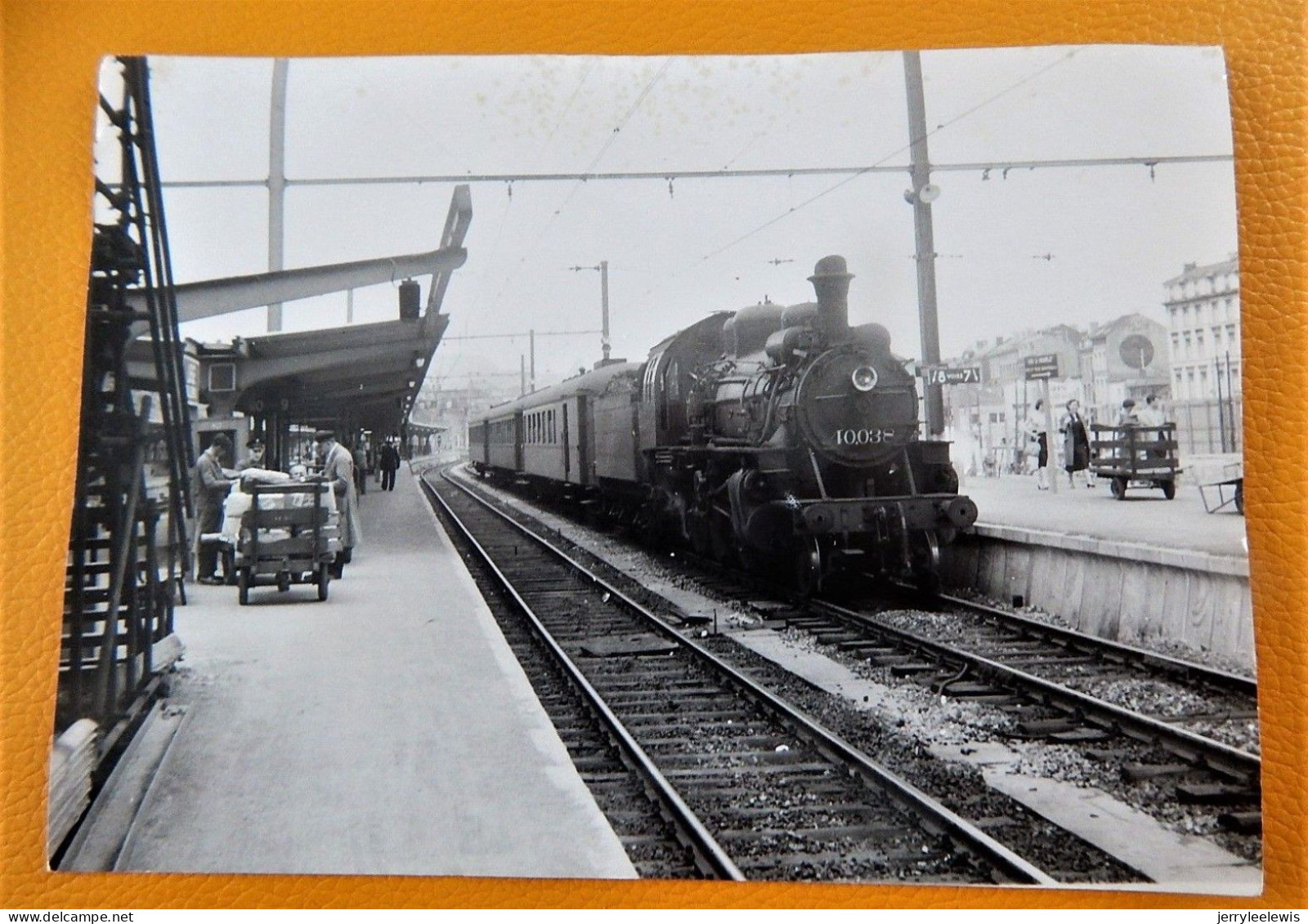 LIEGE  -  Train En Gare  -  Photo De  J. BAZIN  (1957) - Stations With Trains