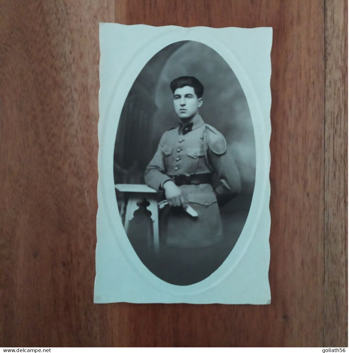 Photographie Ancienne Portrait Militaire Debout Appuyé Sur Un Meuble, Début 1900 Je Pense - Guerre, Militaire