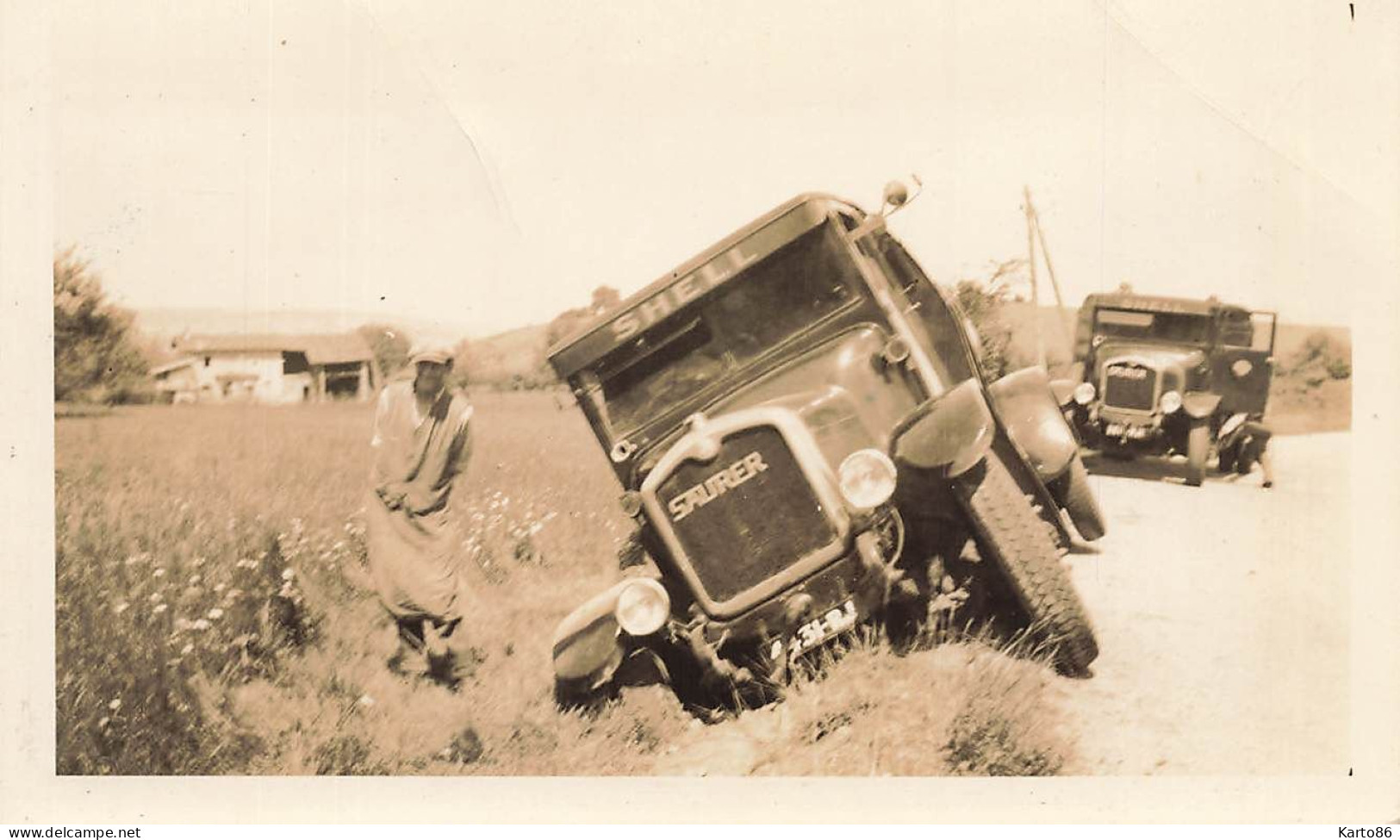 Camion Poids Lourds SHELL Marque SAURER Type Modèle ? * Accident * 2 Photos Anciennes Format 11.4x7.4cm - Camions & Poids Lourds