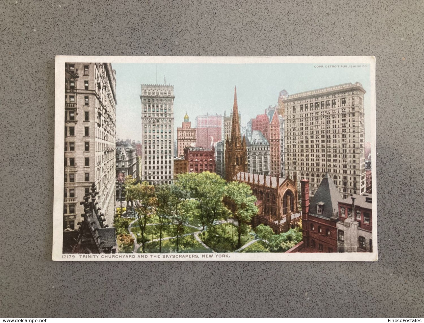 Trinity Churchyard And The Skyscrapers, New York Carte Postale Postcard - Autres Monuments, édifices