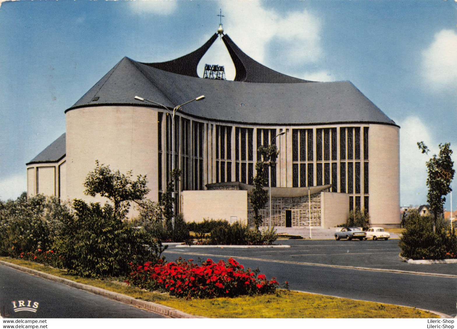 Belgique > Flandre Occidentale - Koksijde , Coxyde , L'Eglise Notre-Dame Des Dunes - Automobiles Cpsm GF  1969 ♦♦♦ - Koksijde
