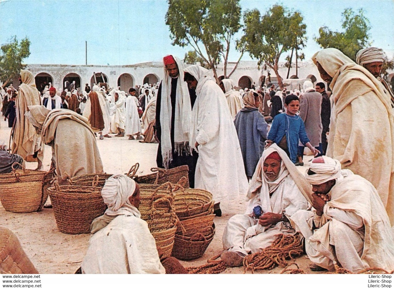 TUNISIE - DOUZ LE MARCHÉ MRAZIGIEN - LES MARCHANDS DE PANIERS -ÉD.© KOUIDI COLOR CPM ± 1980 ♦♦♦ - Tunisie