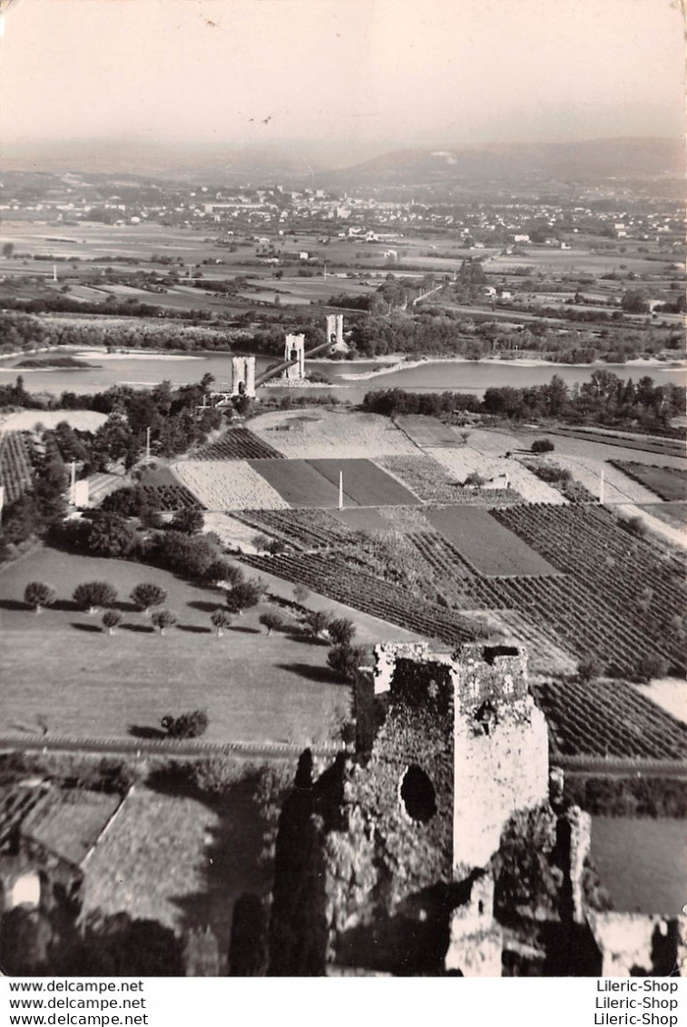 [07] ROCHEMAURE - VUE PRISE DE ROCHEMAURE SUR LE PONT- AU LOIN MONTÉLIMARD - CPSM GF 1953 ♦♦♦ - Rochemaure