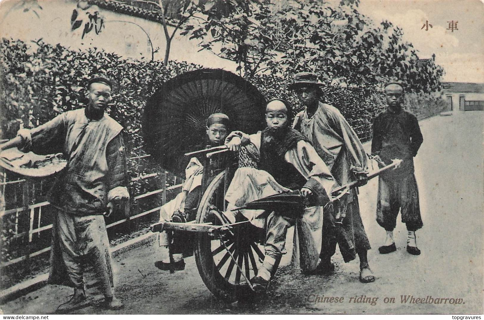 Chine - Chinese Women Riding On Wheelbarrow - Chine