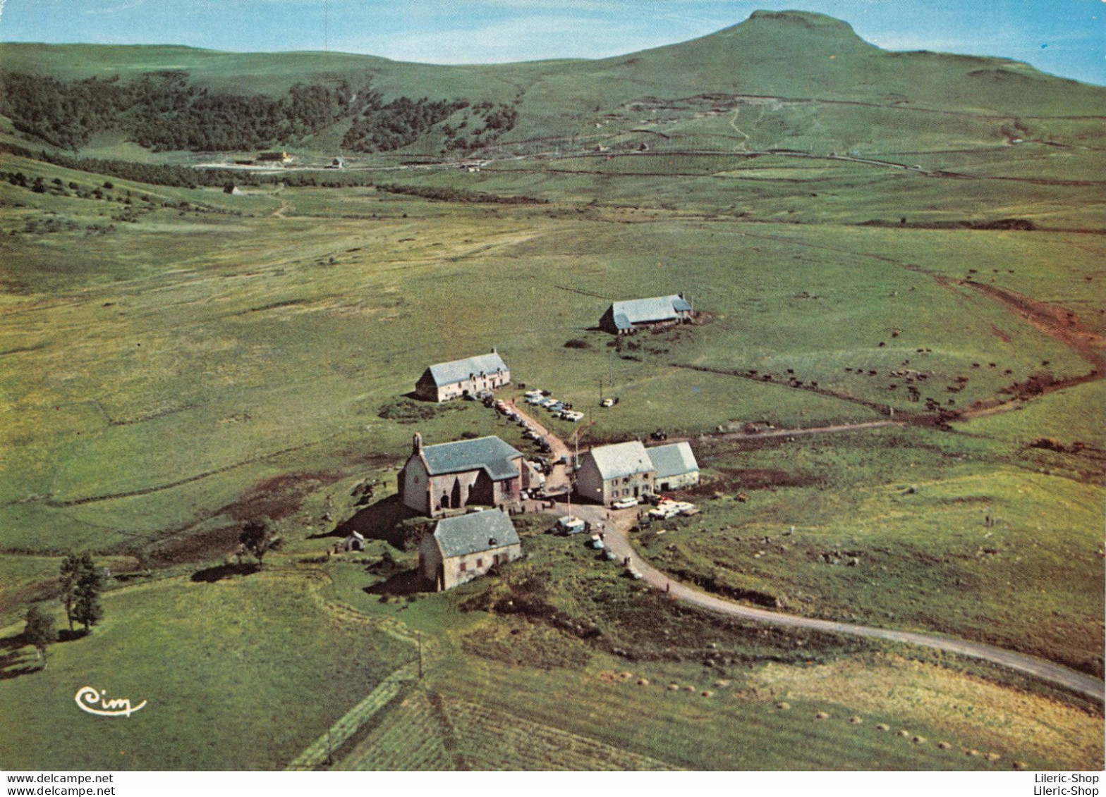 [63]  Envir. De BESSE-en-CHANDESSE - Vue Générale Aérienne Du Sanctuaire De N.-D.de Vassivière  Cpm ♥♥♥ - Autres & Non Classés