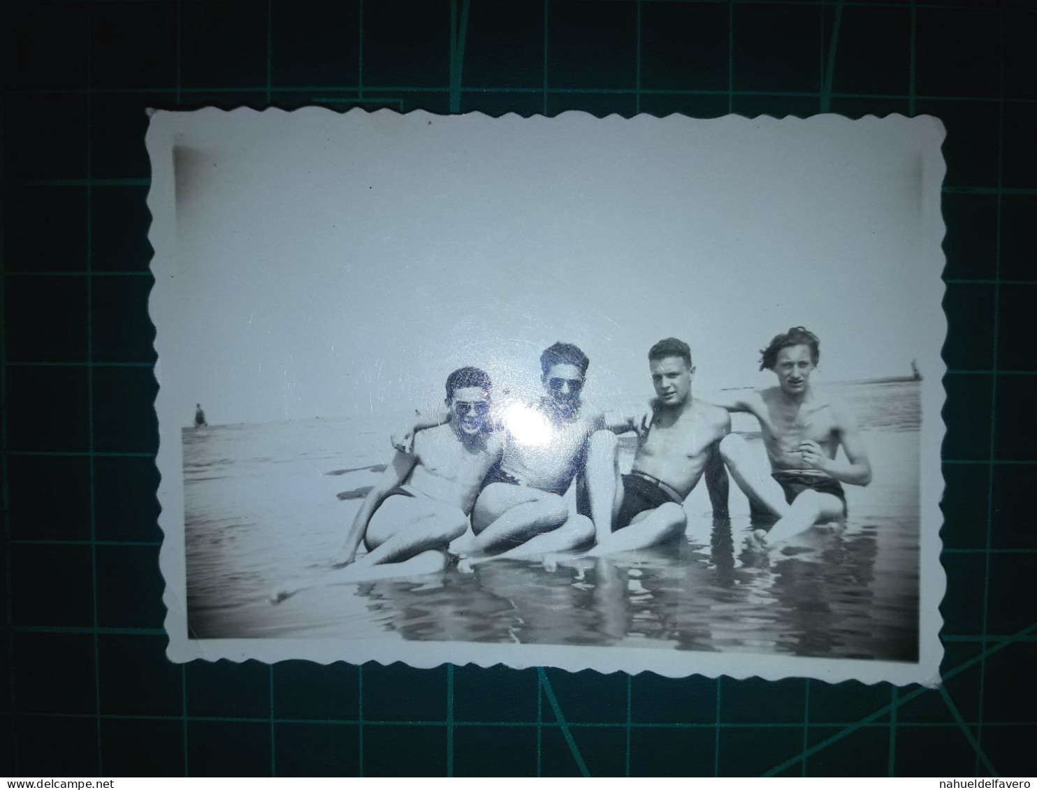 PHOTOGRAPHIE En Noir Et Blanc. Taille 9cm. X 7cm. Environ.Groupe D'hommes Amis En Maillot De Bain à Côté De La Plage. - Anonyme Personen