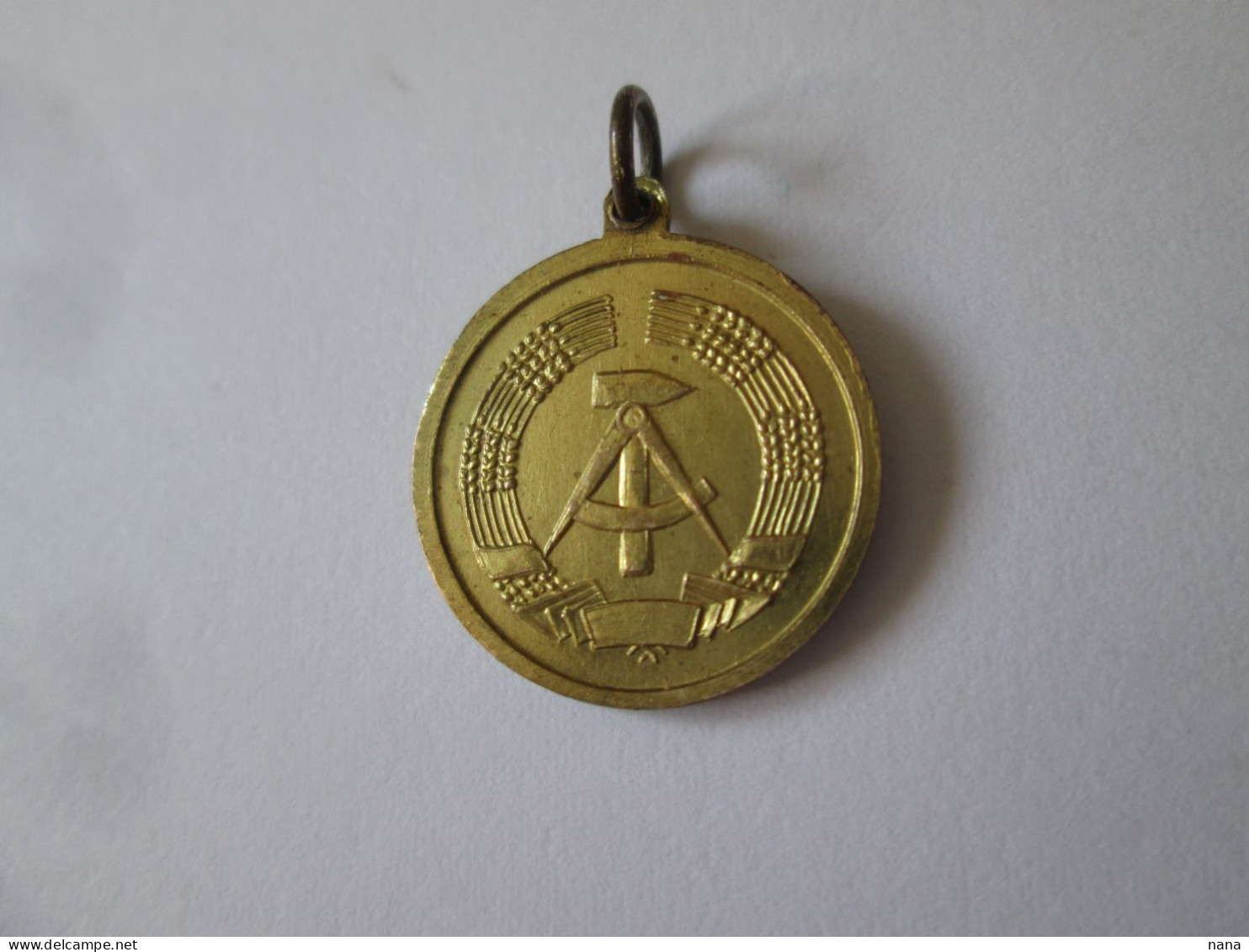 Medaillon Salutations De La RDA Des Annees 1990,diam:18 Mm/Greetings From The GDR Medallion 1990's,diam=18 Mm - Germany