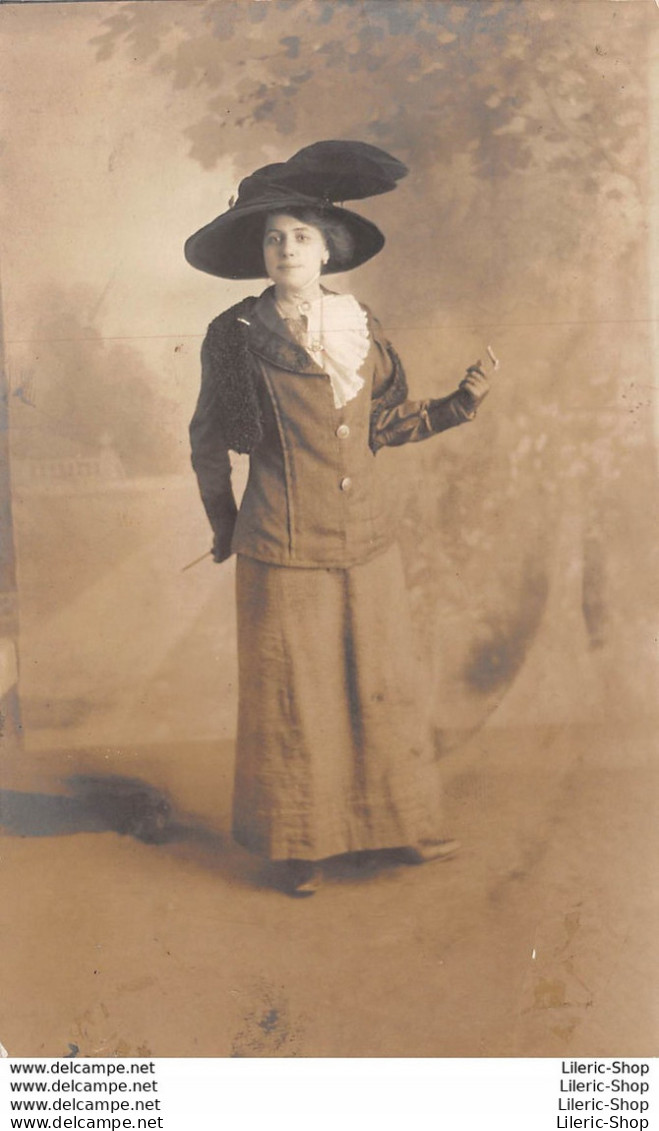 CARTE-PHOTO D'UNE JEUNE FEMME ÉLÉGANTE COIFFÉE D'UN CHAPEAU  # MODE PHOTO MIDGET LYON ±1920 ♦♦♦ - Photographie