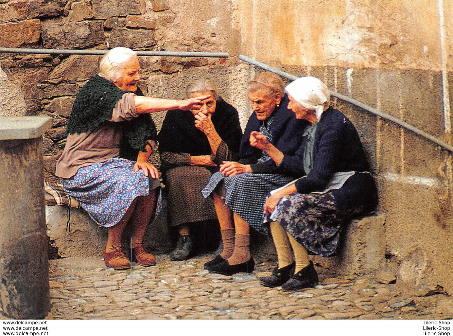 PHOTOGRAPHIE -LES COMMÈRES - 4 VIEILLES FEMMES ASSISES EN PLEINE DISCUSSION Cpm - Photographs