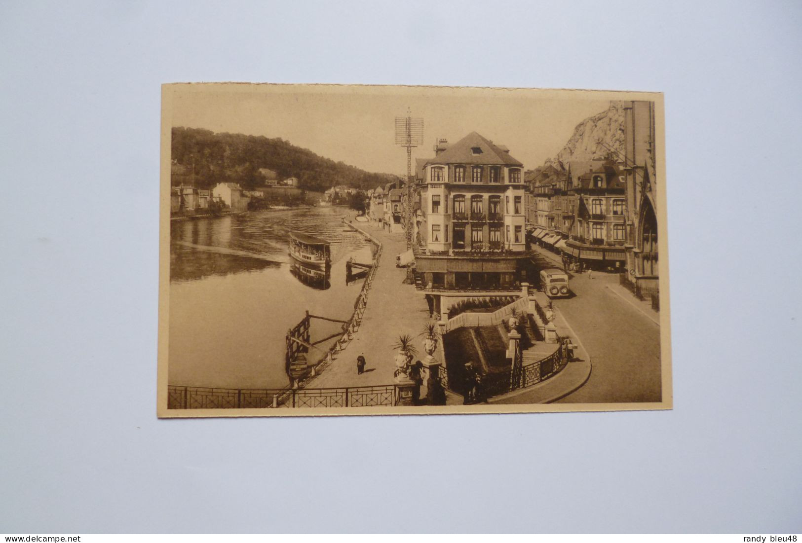 DINANT  -  Arrivée Du Bateau Et Rue Saxe     -   BELGIQUE - Dinant