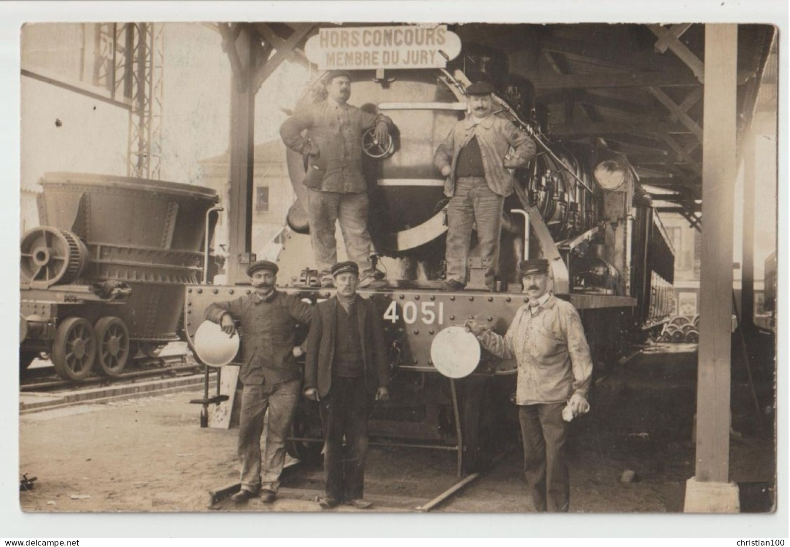 CARTE PHOTO - TRAIN DANS UNE GARE - LOCOMOTIVE EST 4051 ? - MECANICIEN COMPAGNIE DE L' EST - CHEMINOTS - 5 SCANS - - Trains