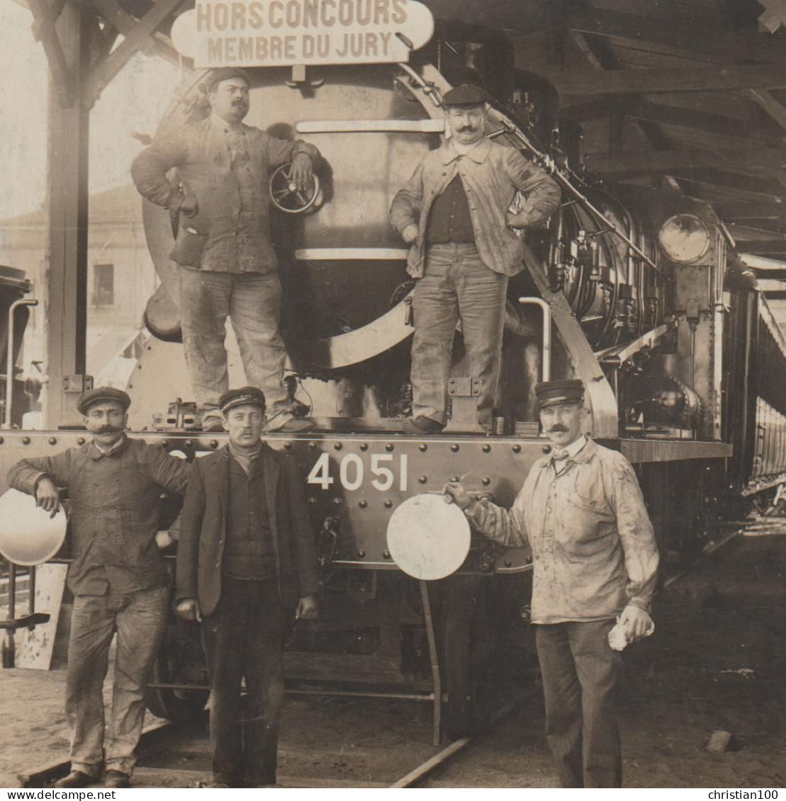 CARTE PHOTO - TRAIN DANS UNE GARE - LOCOMOTIVE EST 4051 ? - MECANICIEN COMPAGNIE DE L' EST - CHEMINOTS - 5 SCANS - - Eisenbahnen