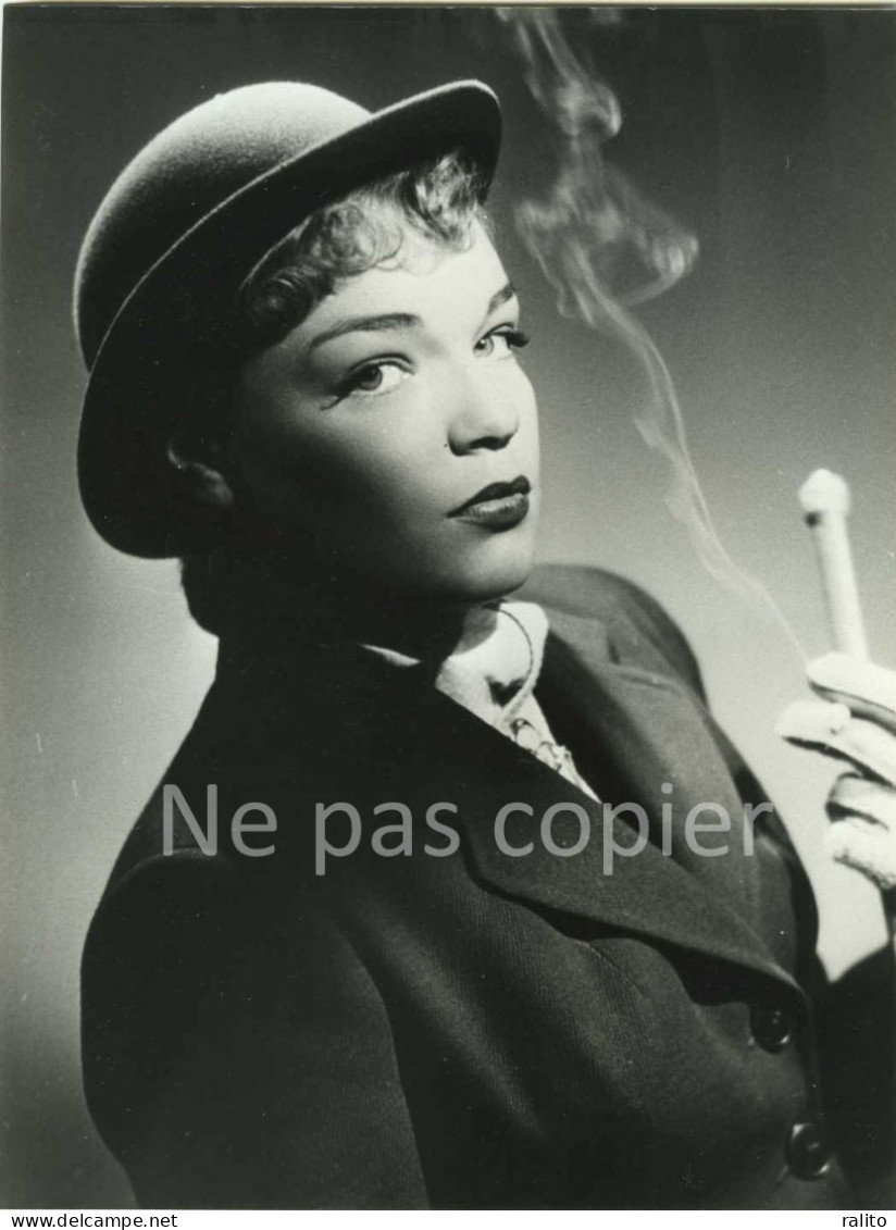 SIMONE SIGNORET Vers 1950 Photo 23,8 X 17,6 Cm Retirage Vers 1980 Cinéma Actrice - Berühmtheiten