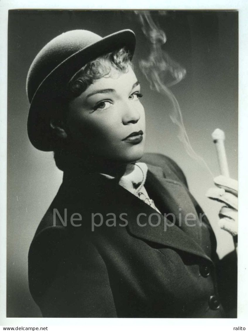 SIMONE SIGNORET Vers 1950 Photo 23,8 X 17,6 Cm Retirage Vers 1980 Cinéma Actrice - Berühmtheiten