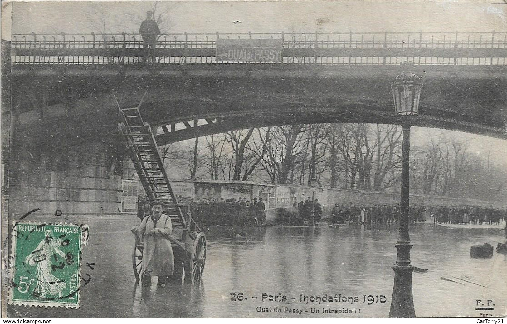 75. PARIS. INONDATIONS 1910. QUAI DE PASSY. UN INTREPIDE. - Inondations De 1910