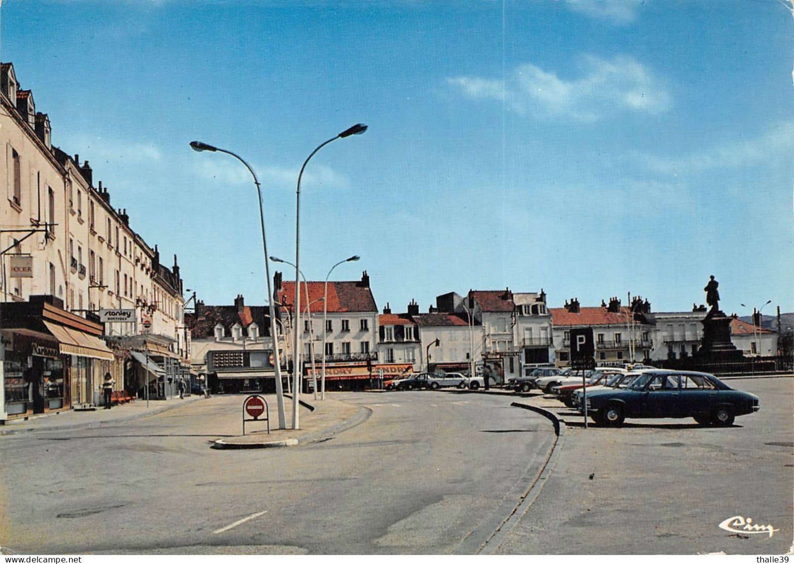 Le Creusot Marché Camion Fourgon Voiture Peugeot 504 Place Schneider - Le Creusot