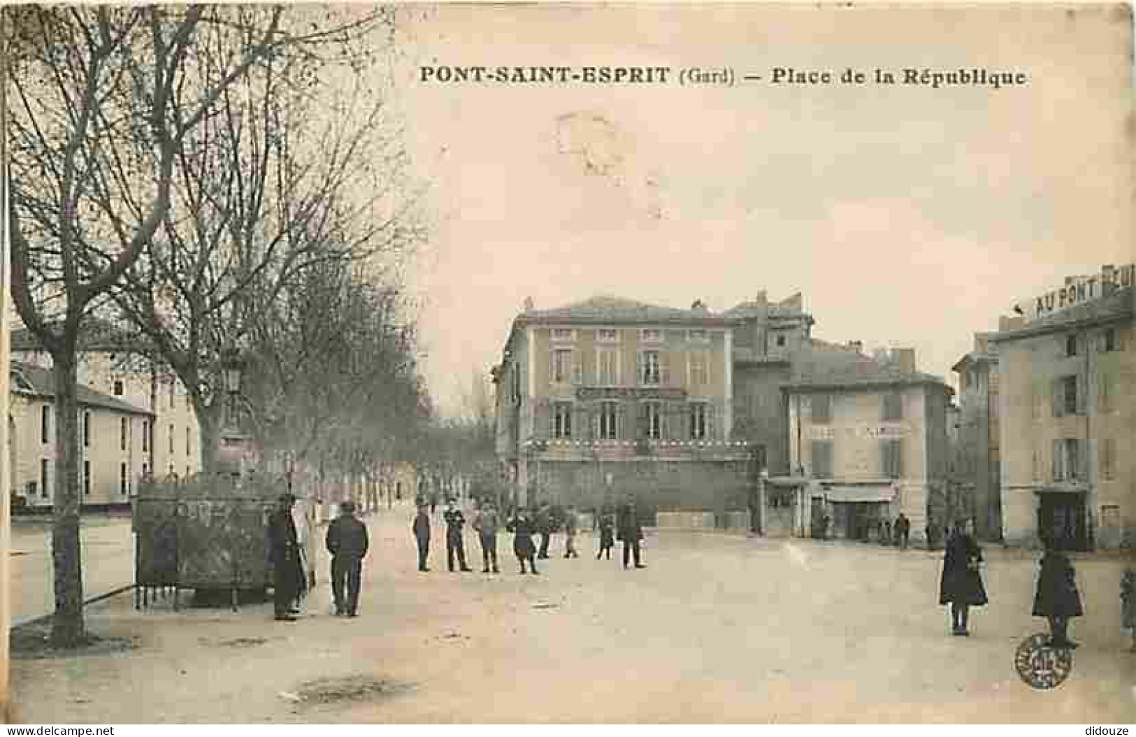 30 - Pont Saint Esprit - Place De La République - Animée - CPA - Voir Scans Recto-Verso - Pont-Saint-Esprit