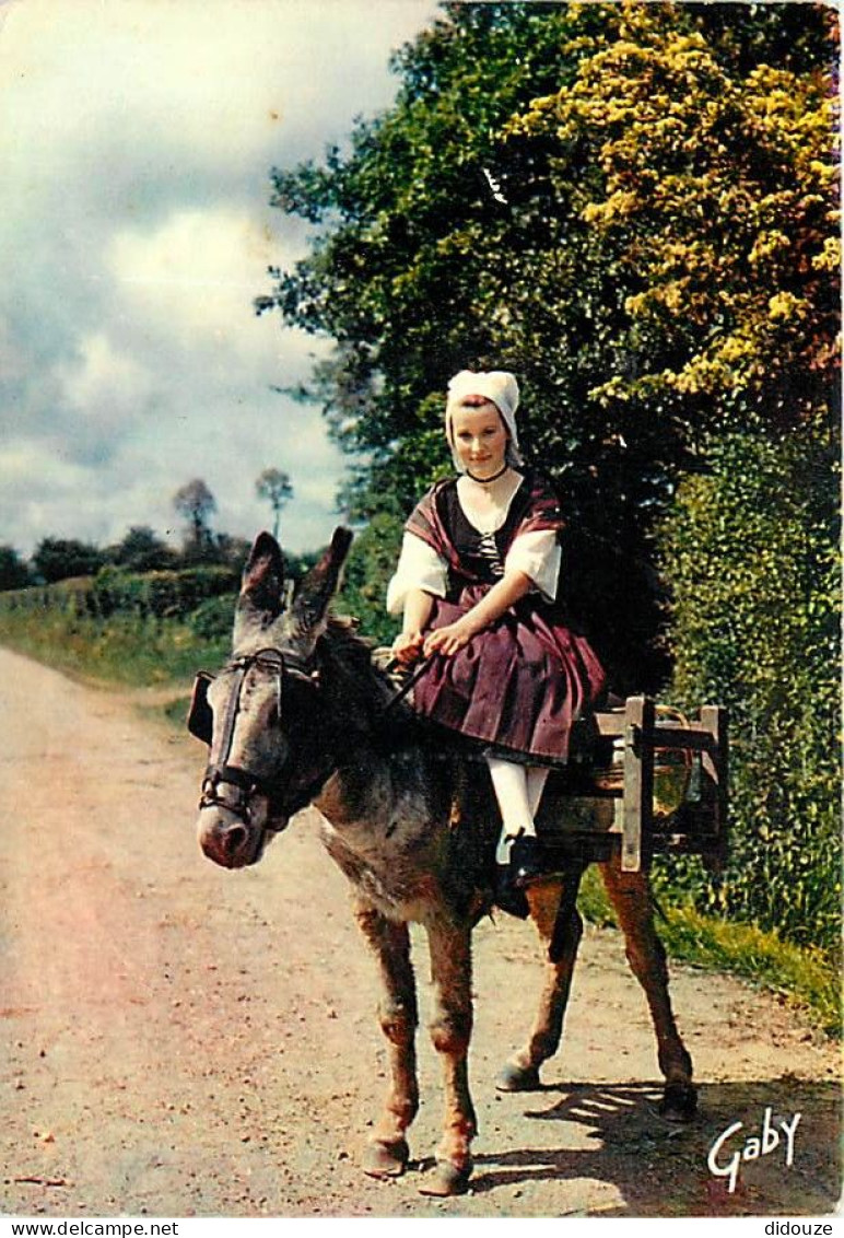 Folklore - Normandie - En Route Pour Traire - Domestique Chargée De La Traite Des Vaches - Triolette Portant Son Costume - Costumes