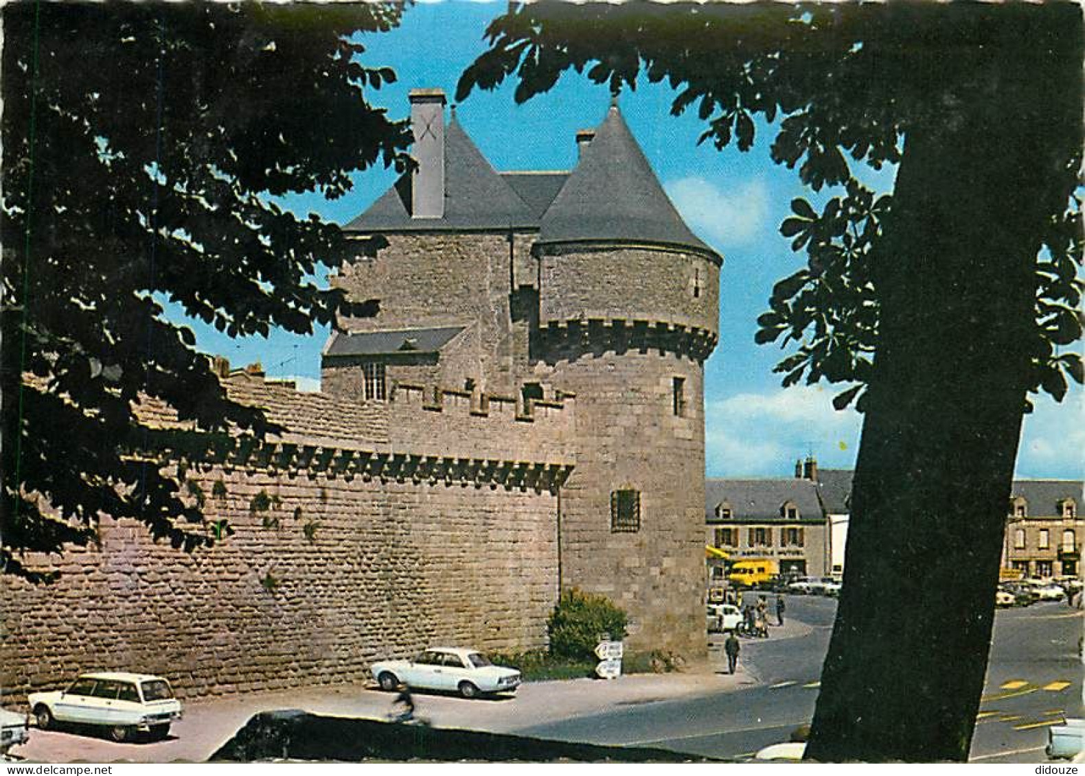 Automobiles - Guérande - La Porte Saint-Michel Et Les Remparts - CPM - Voir Scans Recto-Verso - Voitures De Tourisme