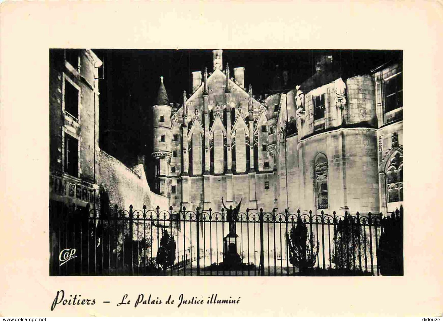 86 - Poitiers - Palais De Justice Illuminé - Mention Photographie Véritable - Carte Dentelée - CPSM Grand Format - Voir  - Poitiers