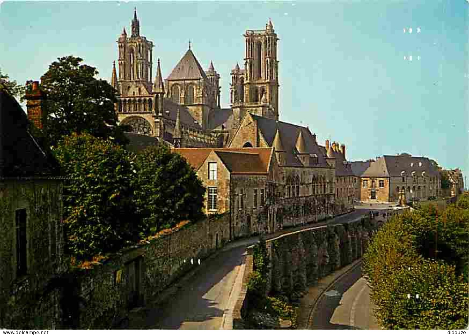 02 - Laon - La Cathédrale Notre Dame - Les Remparts - Carte Neuve - CPM - Voir Scans Recto-Verso  - Laon