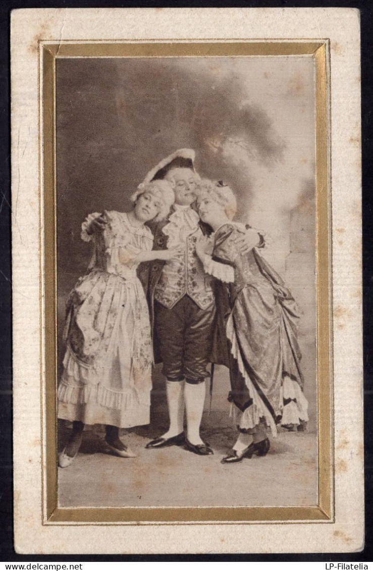 Postcards - Couples - Homme Et Deux Femmes En Costumes Du XVIIIe Siècle - Couples