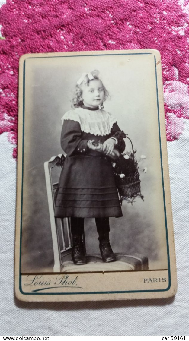 Photo CDV - JEUNE  FILLE  DEBOUT SUR UNE CHAISE AVEC  PANIER  FLEURIE - PHOTO LOUIS  PARIS - Anciennes (Av. 1900)