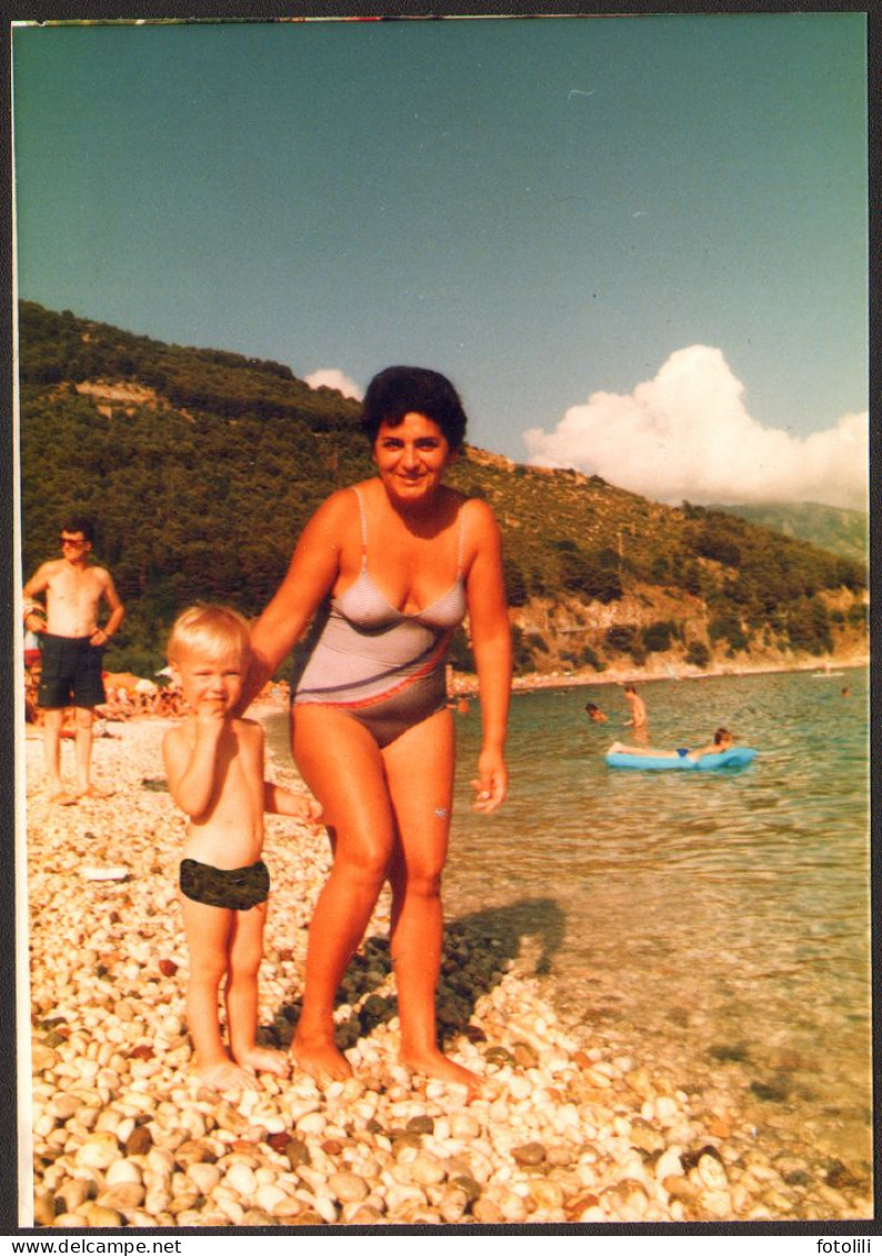 Bikini Woman And Boy On Beach  Old Photo 9x12 Cm #41278 - Anonyme Personen