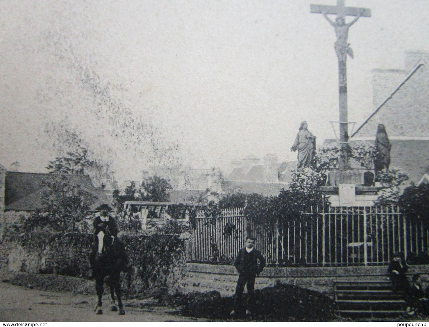 CPA  22 Côtes Du Nord CHATELAUDREN - Le Calvaire Route De Guingamp, Cavalier à Cheval Vers 1910 - Châtelaudren