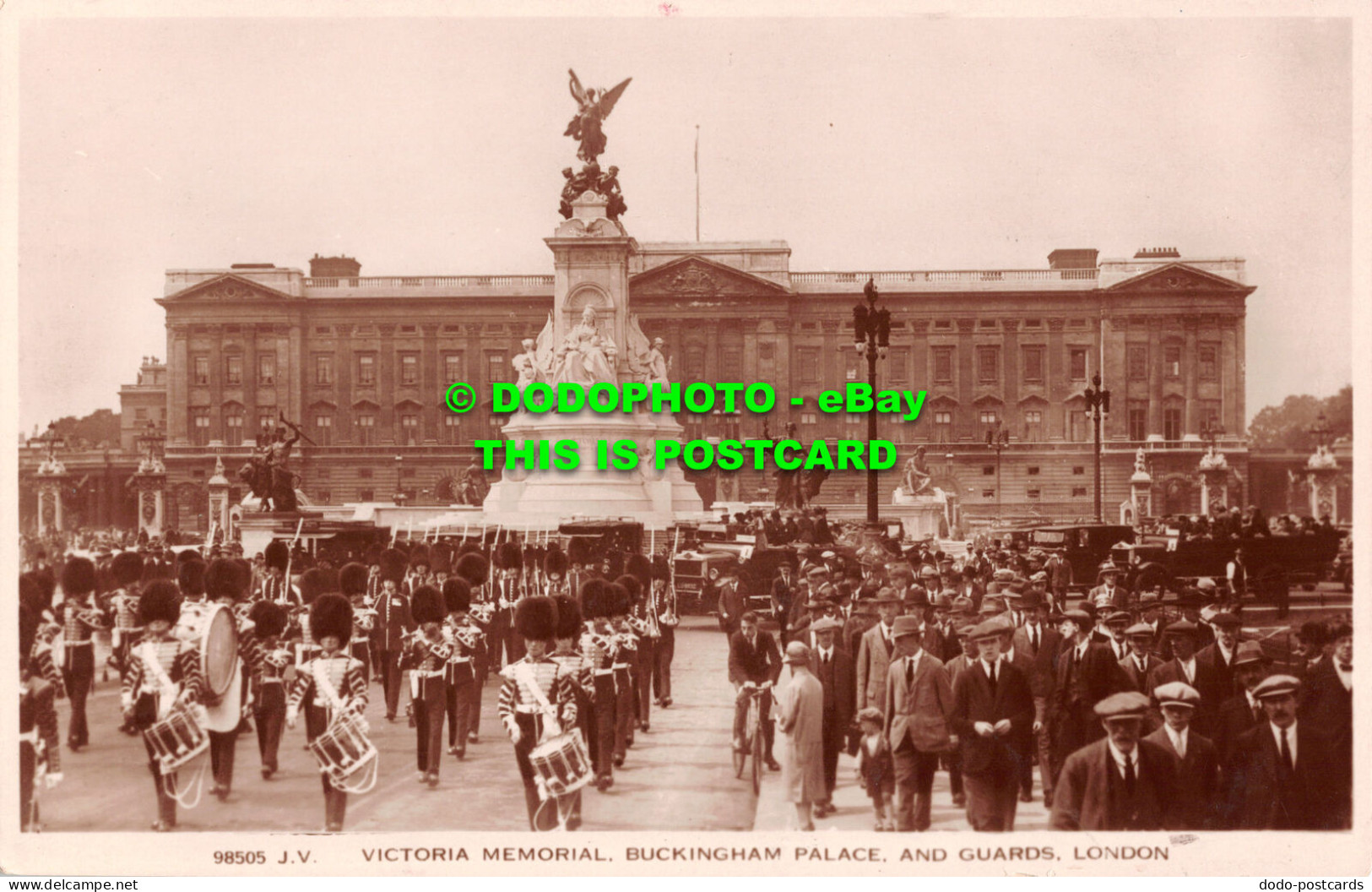 R499977 98505 J. V. Victoria Memorial. Buckingham Palace And Guards. London. Val - Altri & Non Classificati