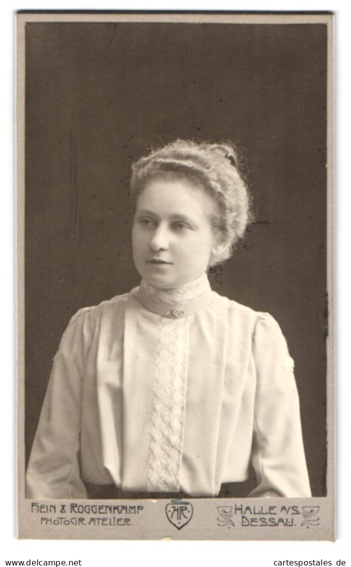 Fotografie Hein & Roggenkamp, Halle A. /S., Gr. Ulrichstrasse 36, Portrait Junge Dame In Hübscher Bluse  - Anonieme Personen