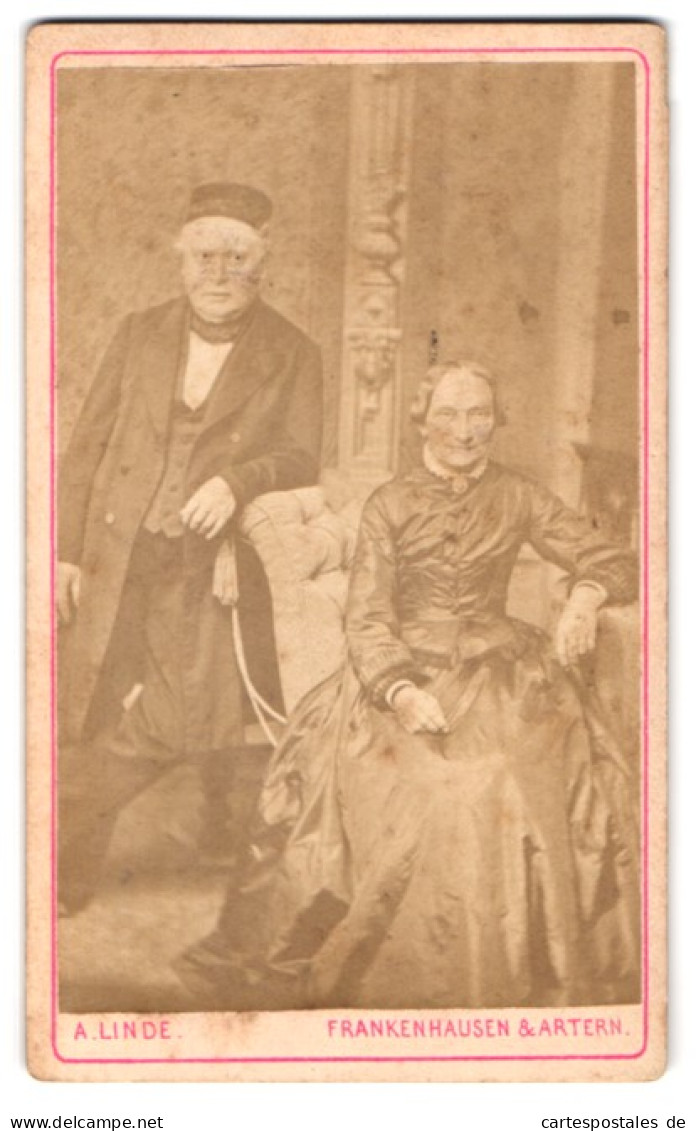 Fotografie A. Linde, Frankenhausen, Portrait älteres Paar In Zeitgenössischer Kleidung  - Anonymous Persons