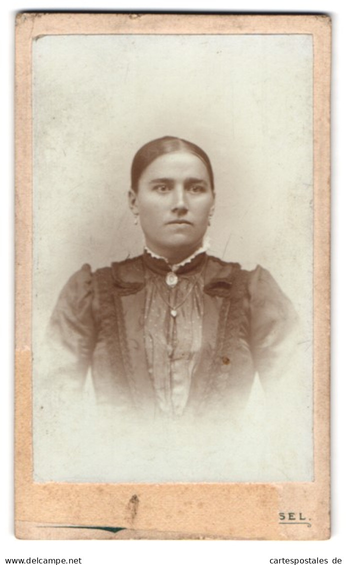 Fotografie Jakob Fritz, Kusel /Pfalz, Bahnhofstrasse, Portrait Junge Dame Im Kleid Mit Herzkette  - Anonieme Personen